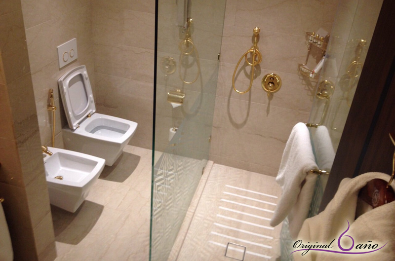 Decoracion de baños con accesorios color oro. 